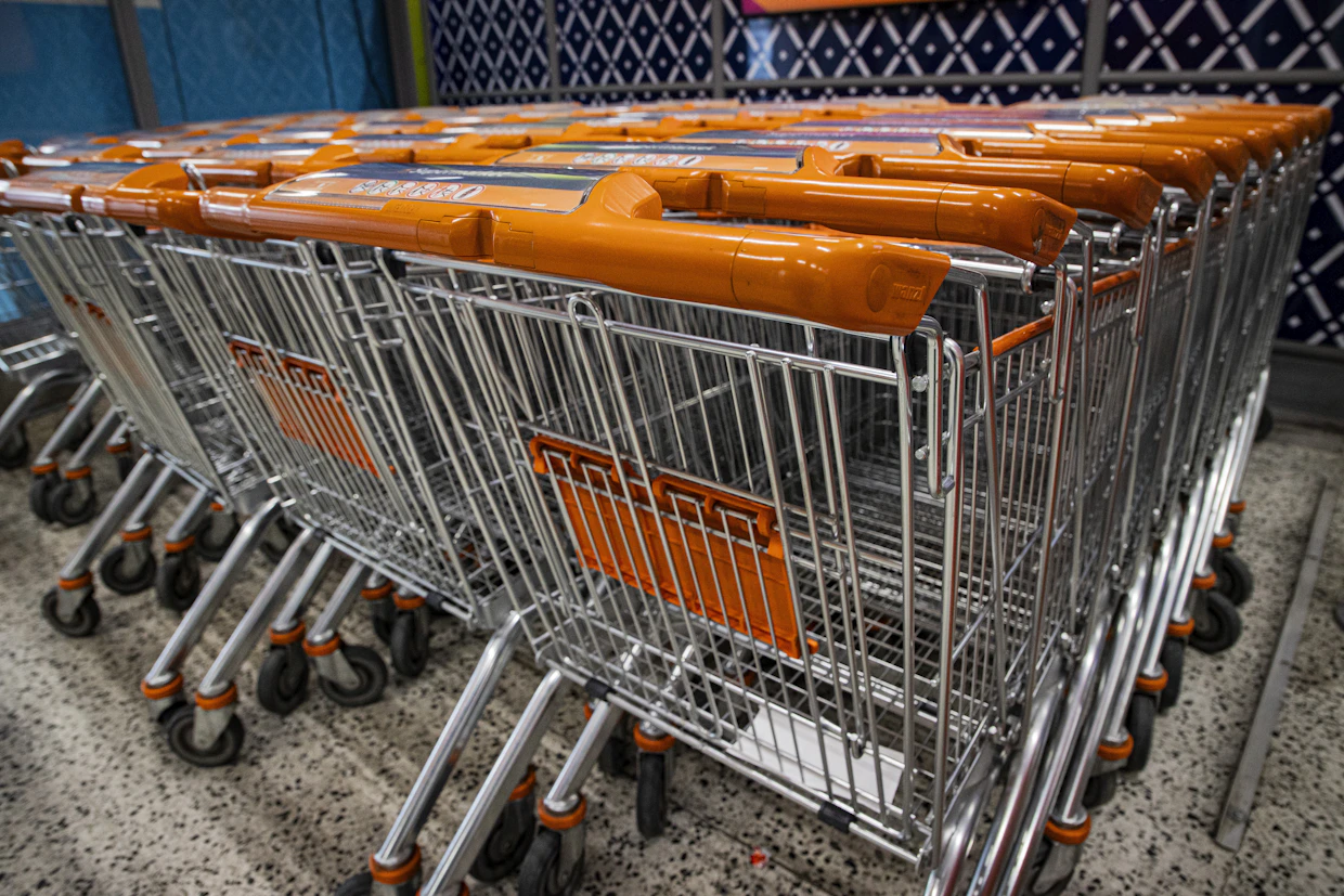 Päivittäistavarakaupan yritykset hyödyntävät tekoälyä muun muassa asiakaskokemuksen parantamiseen, toimintojen tehostamiseen sekä erilaisiin ennusteisiin. Kuvituskuva.
