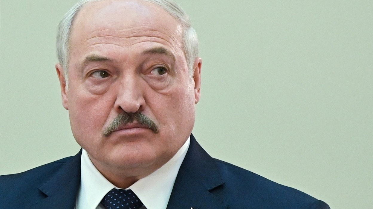 Rikoslain uudistus vaatii vielä parlamentin ylähuoneen ja presidentti Aljaksandr Lukashenkan tuen ennen kuin laki tulee voimaan. LEHTIKUVA/AFP. 