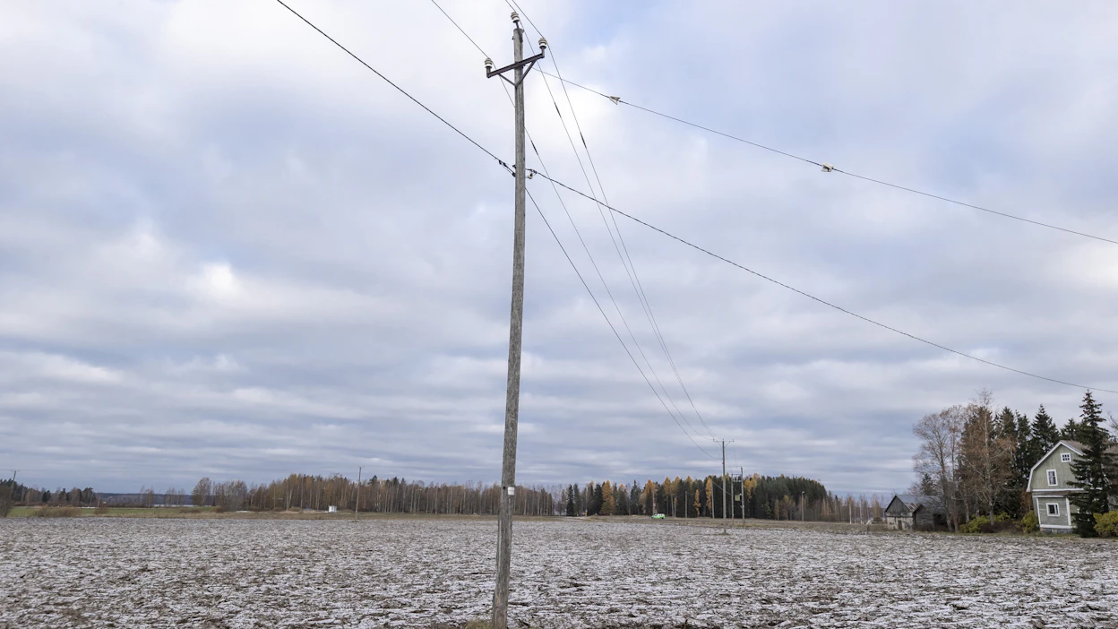 Verkonhaltijoiden keskijänniteverkon maakaapelointiaste vaihtelee melko paljon. Toisilla sähköjohdoista on maan alla käytännössä lähes kaikki, ja toisilla vain maltillinen määrä.
