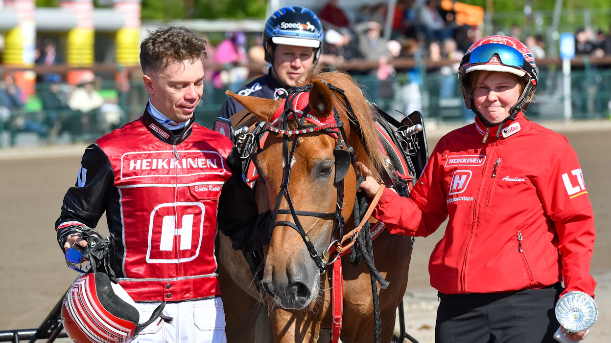 Santtu Raitala, Antti Ojanperä ja Anniina Pekonen juhlivat Jockas Ritan rinnalla viime vuoden Nordic Queenin jälkeen.