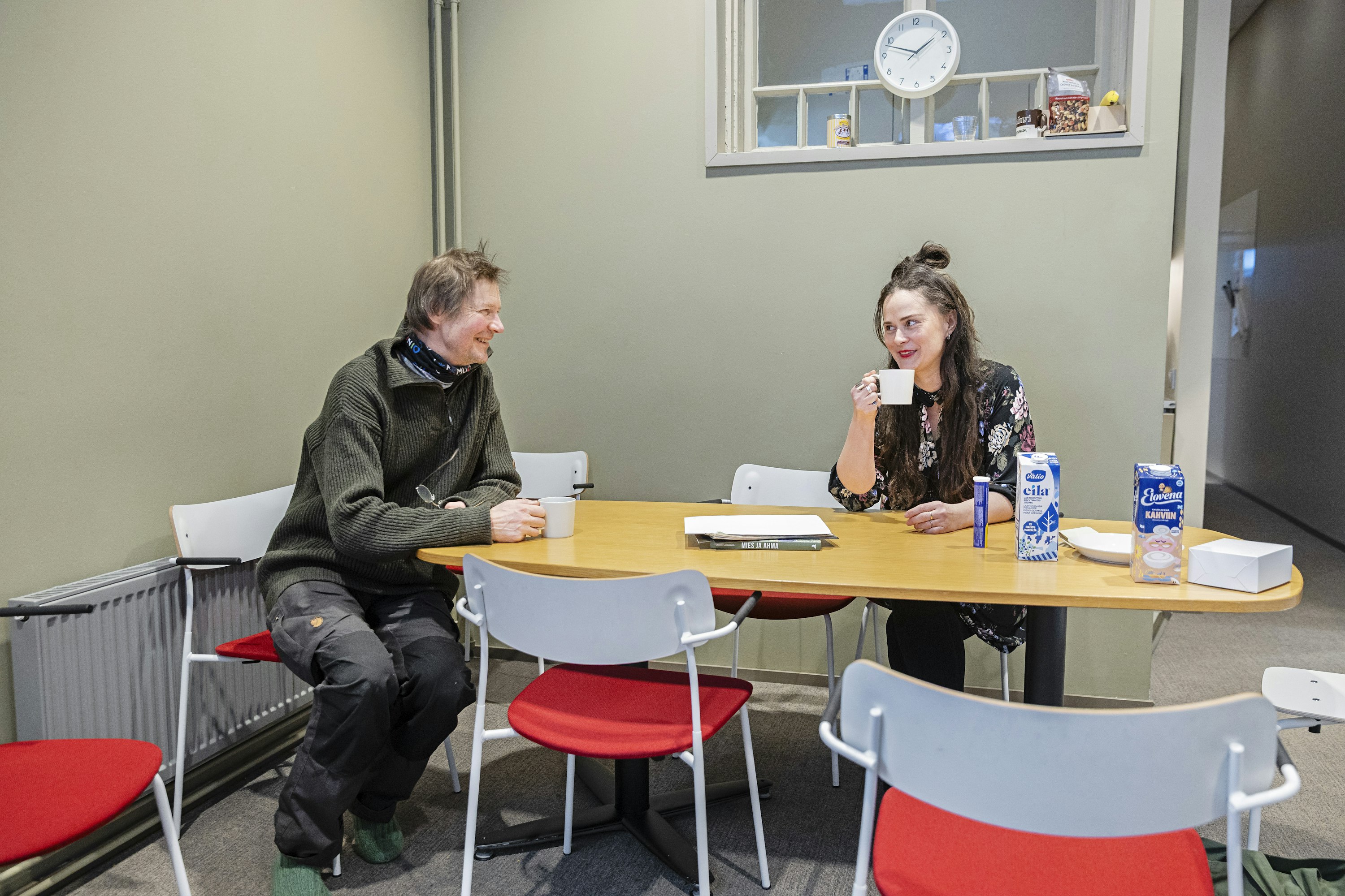 Näytelmäharjoitusten jälkeen Karoliina Niskanen vaihtaa vielä muutaman sanan käsikirjoittaja-ohjaaja Juha Hurmeen kanssa.