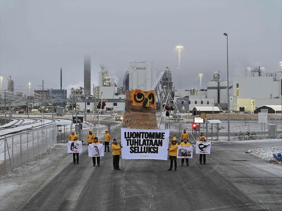 Greenpeacen aktivistit tunkeutuivat Metsä Groupin Kemin uuden biotuotetehtaan alueelle keskiviikkona.