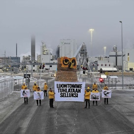 Greenpeacen aktivistit tunkeutuivat Metsä Groupin Kemin uuden biotuotetehtaan alueelle keskiviikkona.