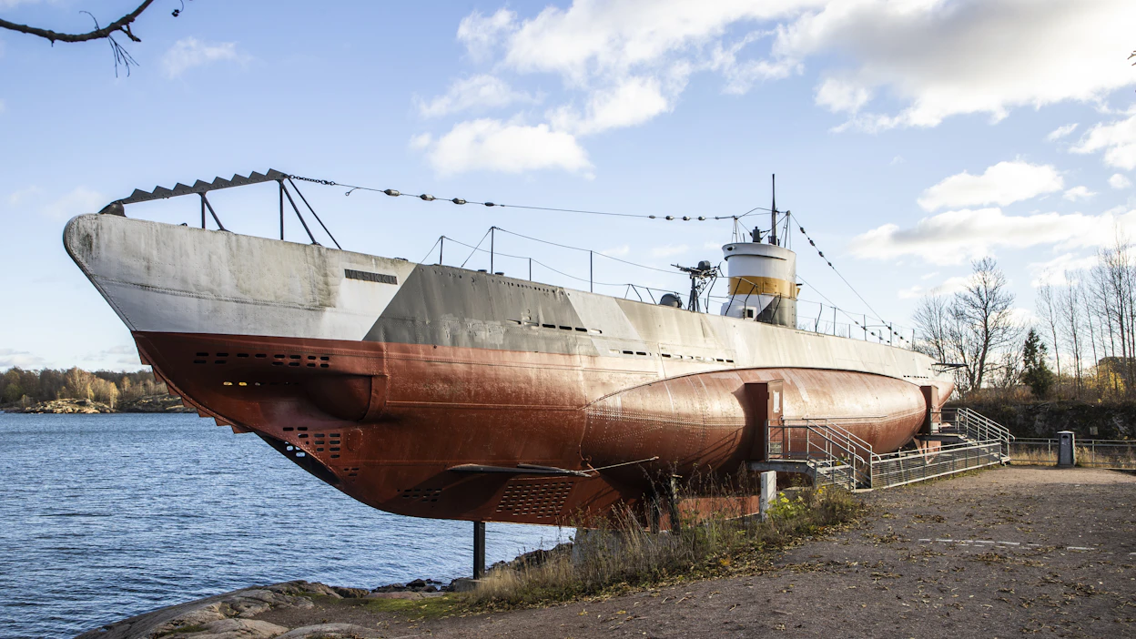 Sukellusvene Vesikko on entistettynä Sotamuseon vetonaula Suomenlinnassa. Se oli Suomen toiseksi pienin sukellusvene ja onnistui upottamaan torpedolla neuvostoliittolaisen rahtilaivan.
