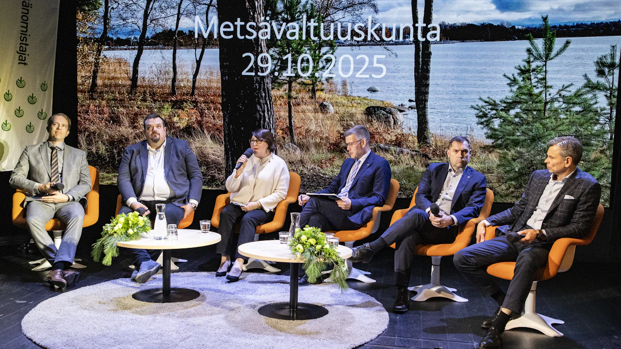 Ilkka Pohjamo, Antti Kangas, Kati Partanen, Eerikki Viljanen, Tero Hemmilä ja Juha Junnila joutuivat vastaamaan metsäaiheisen tentin kiperiin kysymyksiin.
