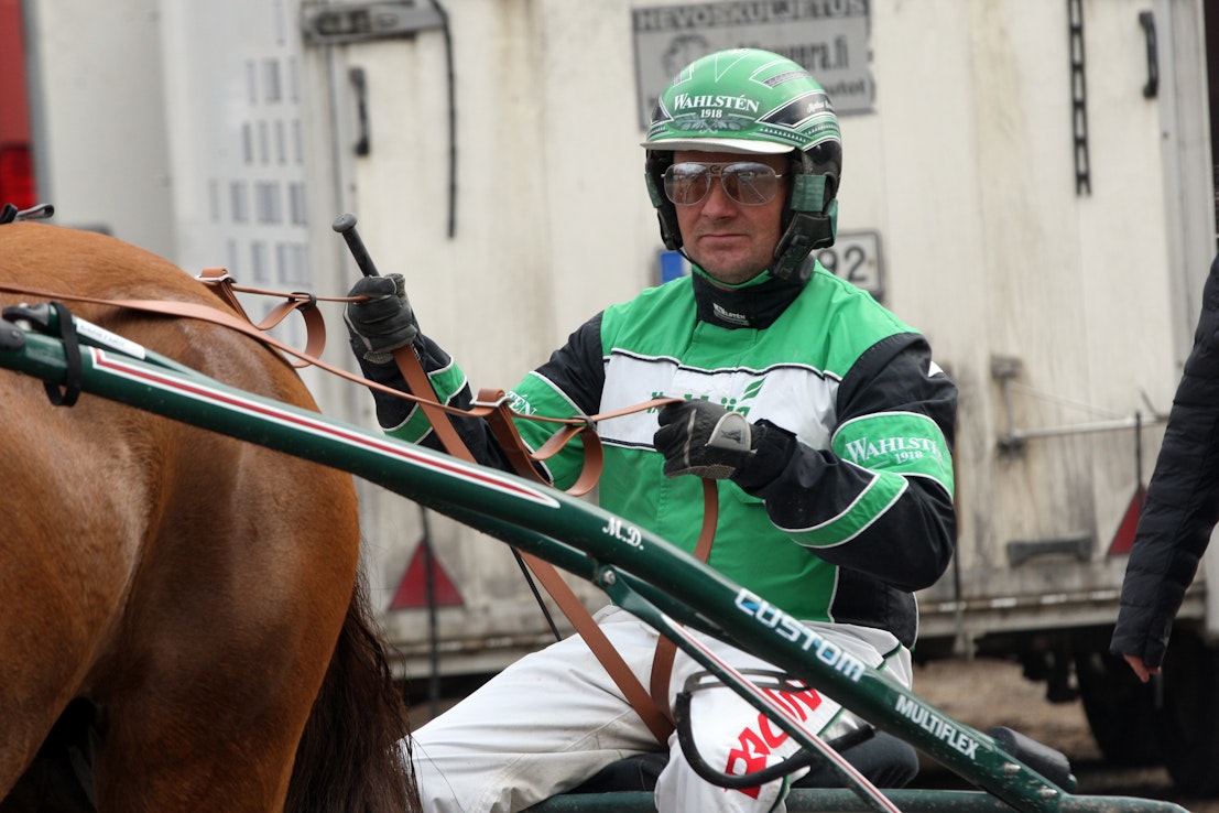 Markus Dahlström arvioi, että hänelle tulee parin kuukauden tauko hevosella ajamisesta.