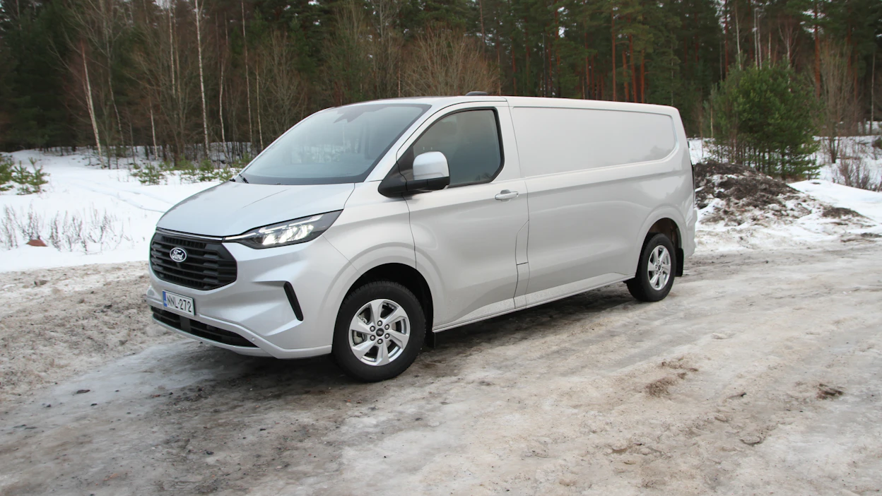 Transit Customin uusi alustarakenne on jäykempi ja 100 kiloa kevyempi kuin edellisen sukupolven mallissa. Aerodynamiikkaan on panostettu ja matalamman keulan avulla saatiin 13 prosenttia pienempi ilmanvastuskerroin kuin edellisen sukupolven mallissa.