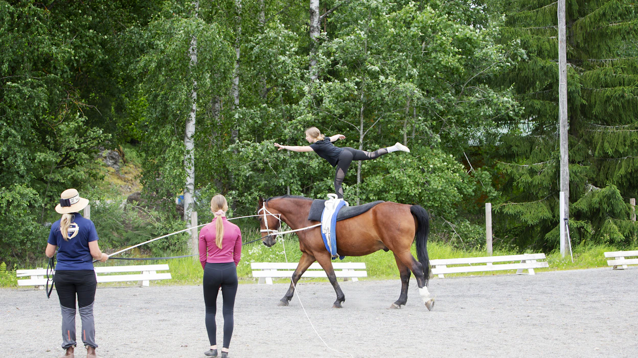 Vikellysharjoitus käynnissä: Mikaela Sinda Instruktorin eli Ismon selässä, Venla Reittonen odottaa vuoroa. Heidi Sinda juoksuttaa.
