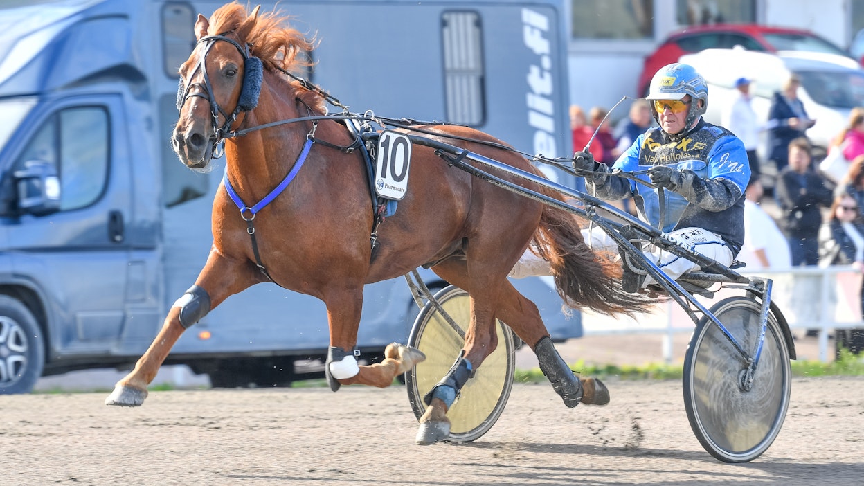 Morisonin tehtävä Suomen Cupin finaalissa on 60 metrin takamatkalta vaativa.