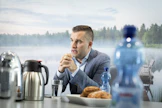 Miten Lidl pitää kuluttajahinnat kurissa? Nicholas Pennasen mukaan tehokkailla prosesseilla voidaan vaikuttaa sisäisiin kuluihin. Markkinointikuluja voidaan karsia ja rekat voivat kulkea myymälään täydempinä. Energiatehokkuuteen panostaminen, esimerkiksi led-valaistukseen siirtyminen, maksaa itsensä nopeasti takaisin.
