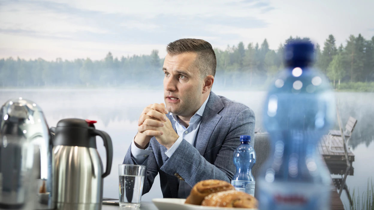 Miten Lidl pitää kuluttajahinnat kurissa? Nicholas Pennasen mukaan tehokkailla prosesseilla voidaan vaikuttaa sisäisiin kuluihin. Markkinointikuluja voidaan karsia ja rekat voivat kulkea myymälään täydempinä. Energiatehokkuuteen panostaminen, esimerkiksi led-valaistukseen siirtyminen, maksaa itsensä nopeasti takaisin.