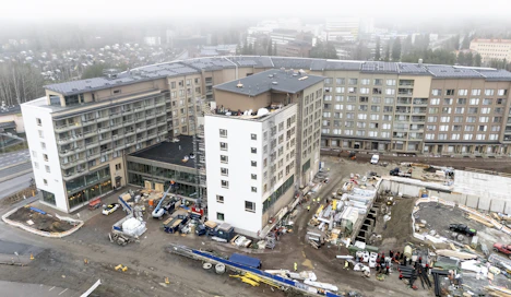 Puu vaihtui kesken kaiken betoniin Tampereen opiskelija-asuntosäätiön Toasin Hippos-korttelin työmaalla, kun sopivaa yrittäjää ei löytynyt konkurssiin menneen tilalle. Kuvassa pienempi rakennus sekä pidemmän rakennuksen alkupää on betonia. Puukerrostalo alkaa kaarteesta.