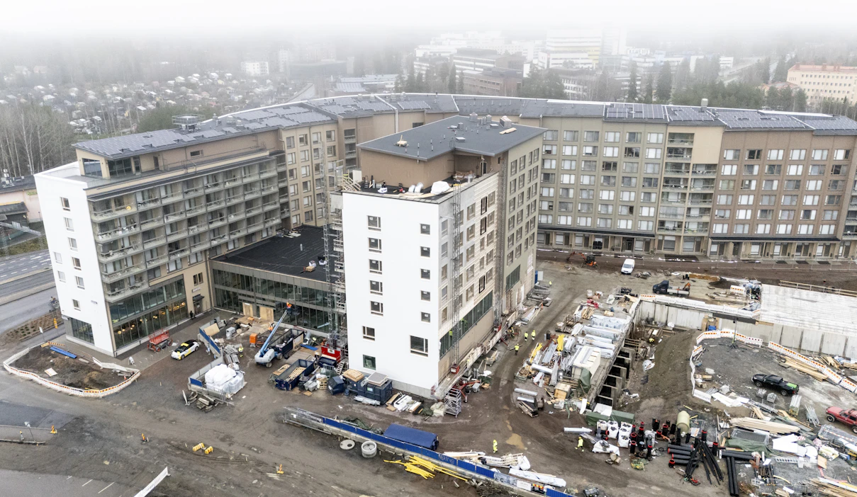 Hippoksen rakennustyömaalla Tampereella nousi viime vuoden puolella uusi kerrostalo. Hallitus heikentää tänä vuonna asumistukea selvästi, minkä arvellaan vaikuttavan asuntojen kysyntään.