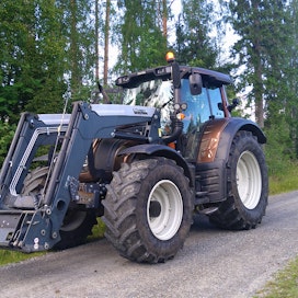 Koneviesti seurasi käytetyn Valtra N142 Direct -traktorin toimintaa vuoden verran haastavassa urakointikäytössä. 