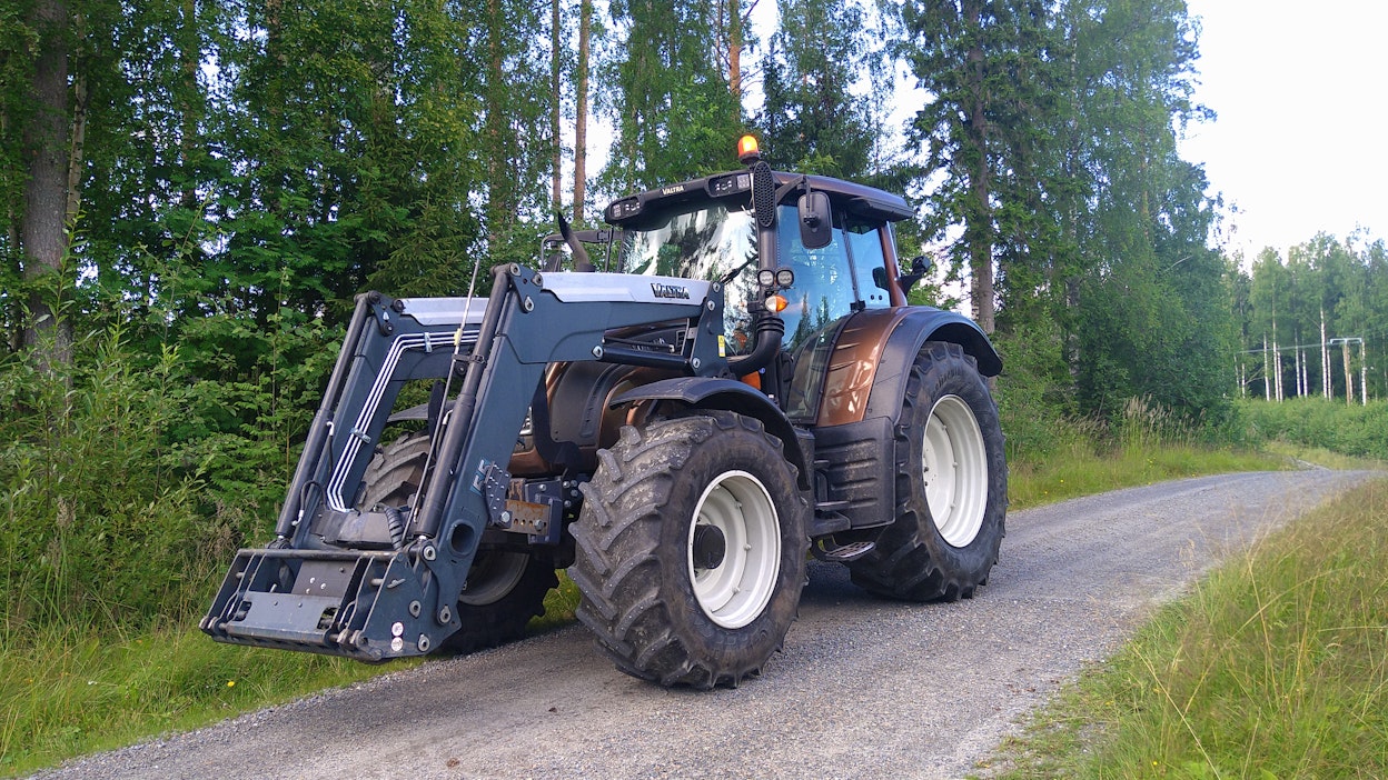 Koneviesti seurasi käytetyn Valtra N142 Direct -traktorin toimintaa vuoden verran haastavassa urakointikäytössä. 