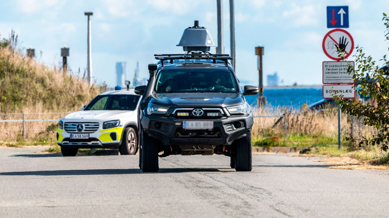 Tanskassa on tällä viikolla tehty runsaasti havaintoja epäilyttävistä drooneista. Kuvassa poliisin joukkoja lähellä Kööpenhaminan lentokenttää alkuviikosta. LEHTIKUVA / AFP.