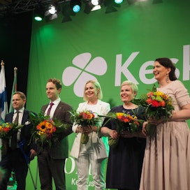 Keskustan puoluejohto säilyy samana. Kuvassa Markus Lohi, Petri Honkonen, Riikka Pakarinen, Annika Saarikko ja Riikka Pirkkalainen.