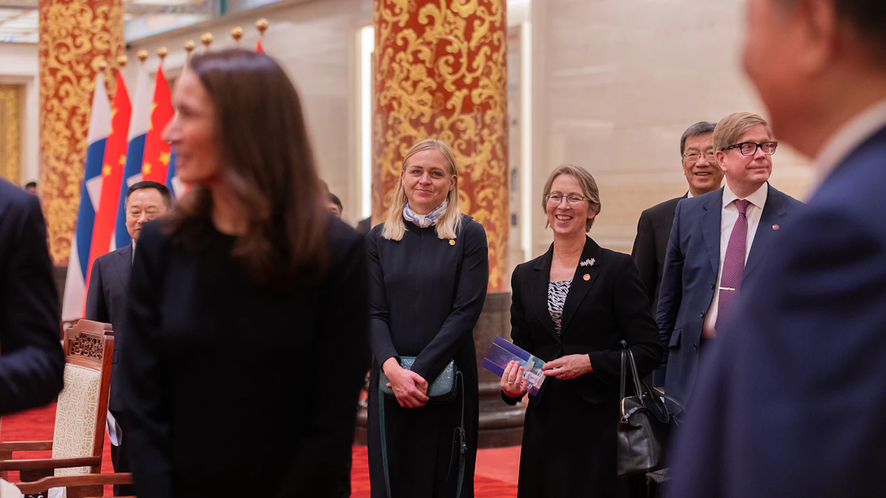 Ulkoministeri Elina Valtonen ja maa- ja metsätalousministeri Sari Essayah osallistuivat tasavallan presidentti Alexander Stubbin seurueessa lokakuun lopussa tämän vierailulle Kiinaan. Tapaamista isännöi Kiinan presidentti Xi Jinping. Kuvituskuva.
