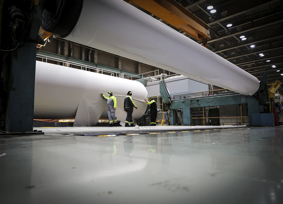 UPM sulki viime vuonna Kaipolan paperitehtaan Jämsässä ja Stora Enso Veitsiluodon paperitehtaan Kemissä. Kuvassa valmistuu viimeisiä rullia Kaipolan tehtaalla vuoden 2020 lopulla.