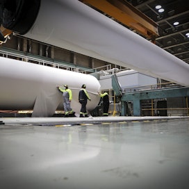UPM sulki viime vuonna Kaipolan paperitehtaan Jämsässä ja Stora Enso Veitsiluodon paperitehtaan Kemissä. Kuvassa valmistuu viimeisiä rullia Kaipolan tehtaalla vuoden 2020 lopulla.