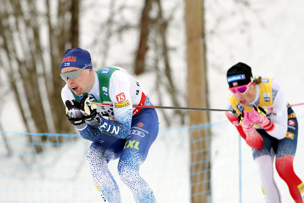 Iivo Niskanen ja Norjan Johannes Hösflot Kläbo kisasivat Lahdessa vuosi sitten helmikuun lopulla. LEHTIKUVA / RONI REKOMAA.