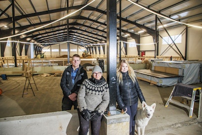 Jouko, Minna ja Heidi Poukkanen työmaalla. Sappeenvuoren juurelle valmistuvan valmennuskeskuksen sydän on lämpöeristetty maneesi, jossa saman katon alla on kymmenen vieraskarsinaa ja yläkerrassa tilat oleskeluun ja ruokailuun sekä kuntosali. 