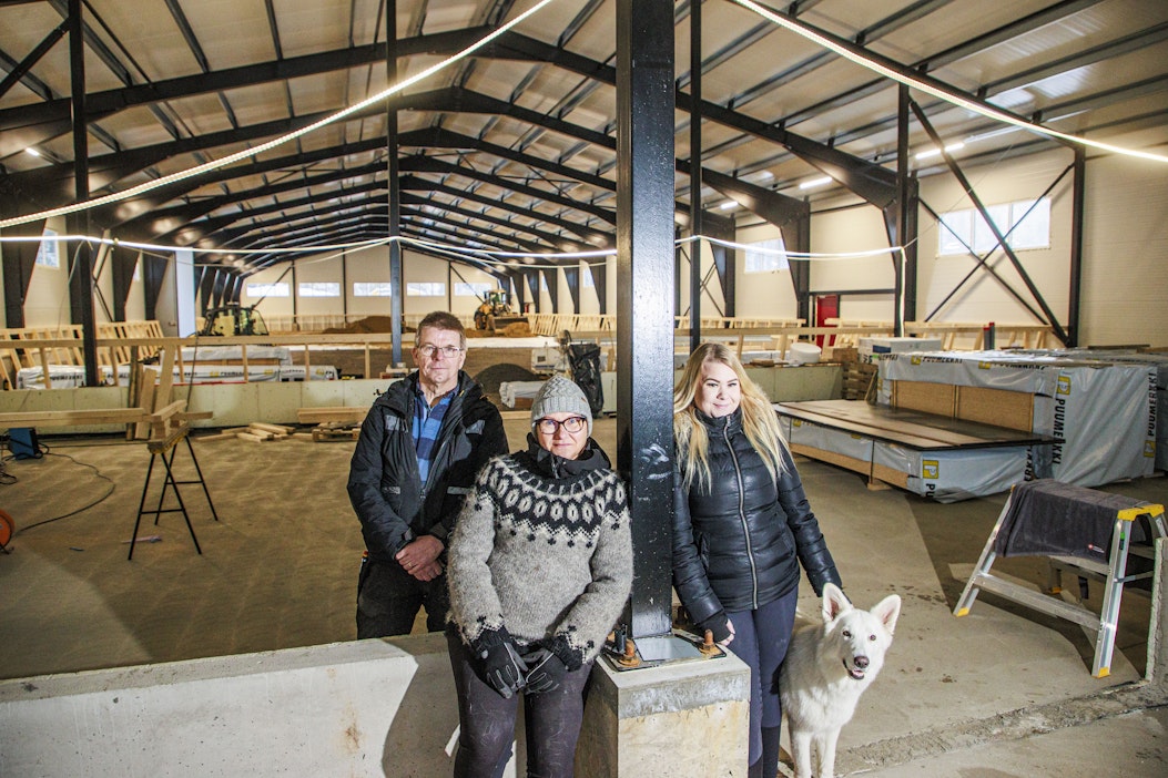 Jouko, Minna ja Heidi Poukkanen työmaalla. Sappeenvuoren juurelle valmistuvan valmennuskeskuksen sydän on lämpöeristetty maneesi, jossa saman katon alla on kymmenen vieraskarsinaa ja yläkerrassa tilat oleskeluun ja ruokailuun sekä kuntosali.