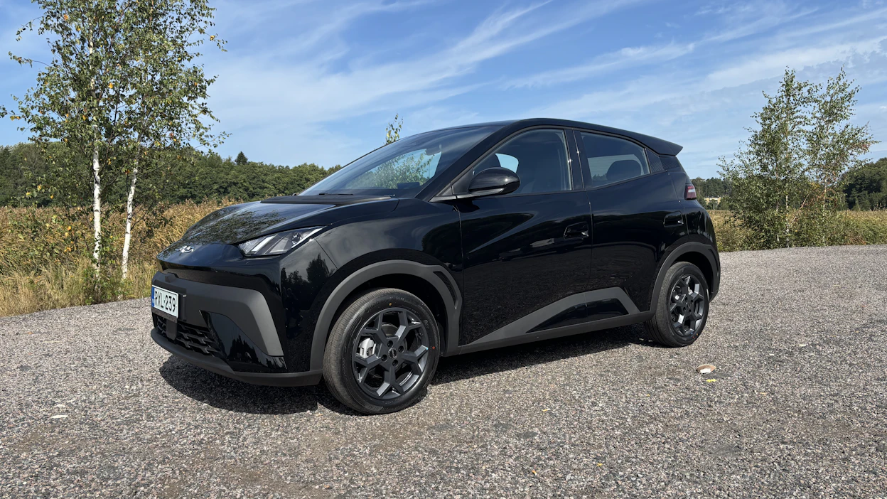 BYD Dolphin Surfin saa neljässä eri värissä ja kolmella varustelulla. Koeajossa MT testasi Boost-versiota Polar Night Black -värissä.