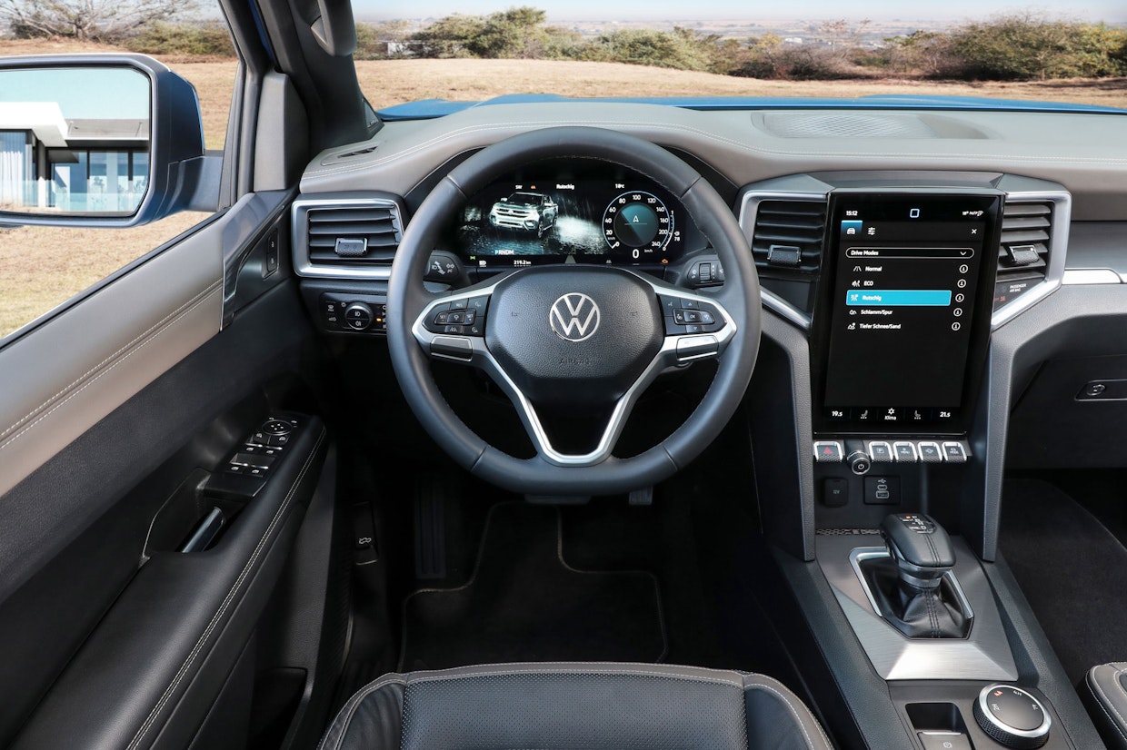 Ohjaamoilmettä hallitsee suuri tablettimainen pystysuuntainen infotainment-järjestelmä. Myös sisätilojen muotoilussa ja yleisilmeessä näkyy Volkswagenin kädenjälki.