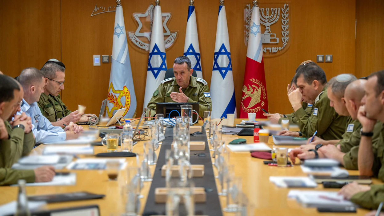 Israelin armeijan komentajan Herzi Halevin (kuvassa pöydän päässä) mukaan ohjusten, risteilyohjusten ja taistelulennokkien lähettäminen Israelin alueelle ei jää vaille vastausta. LEHTIKUVA / AFP.