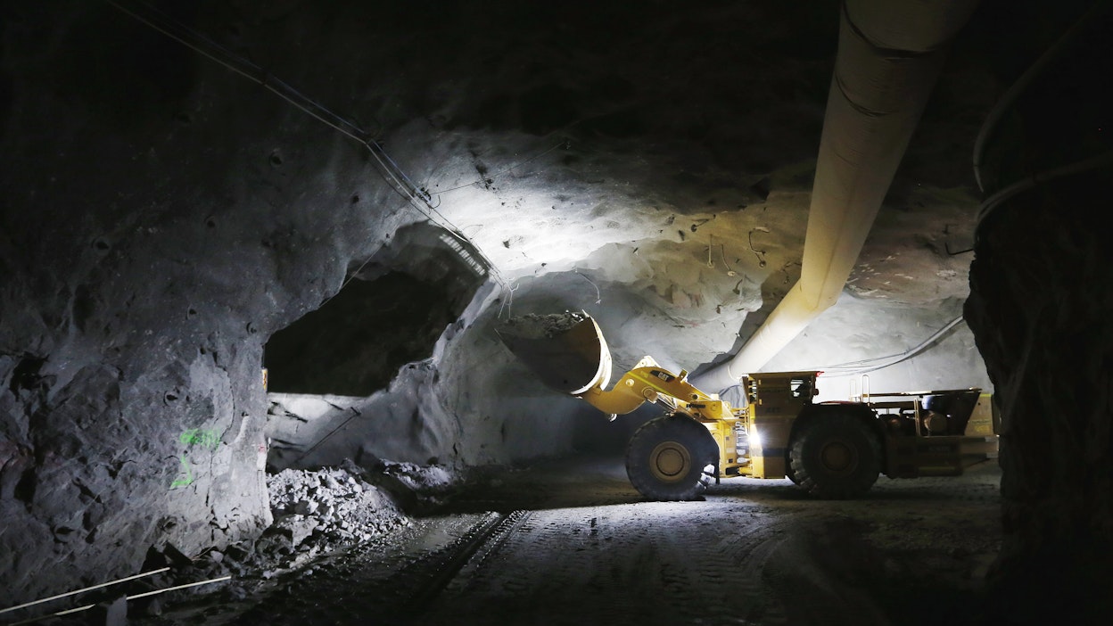 Louhittua kiviainesta siirtämässä. Kuvituskuva.