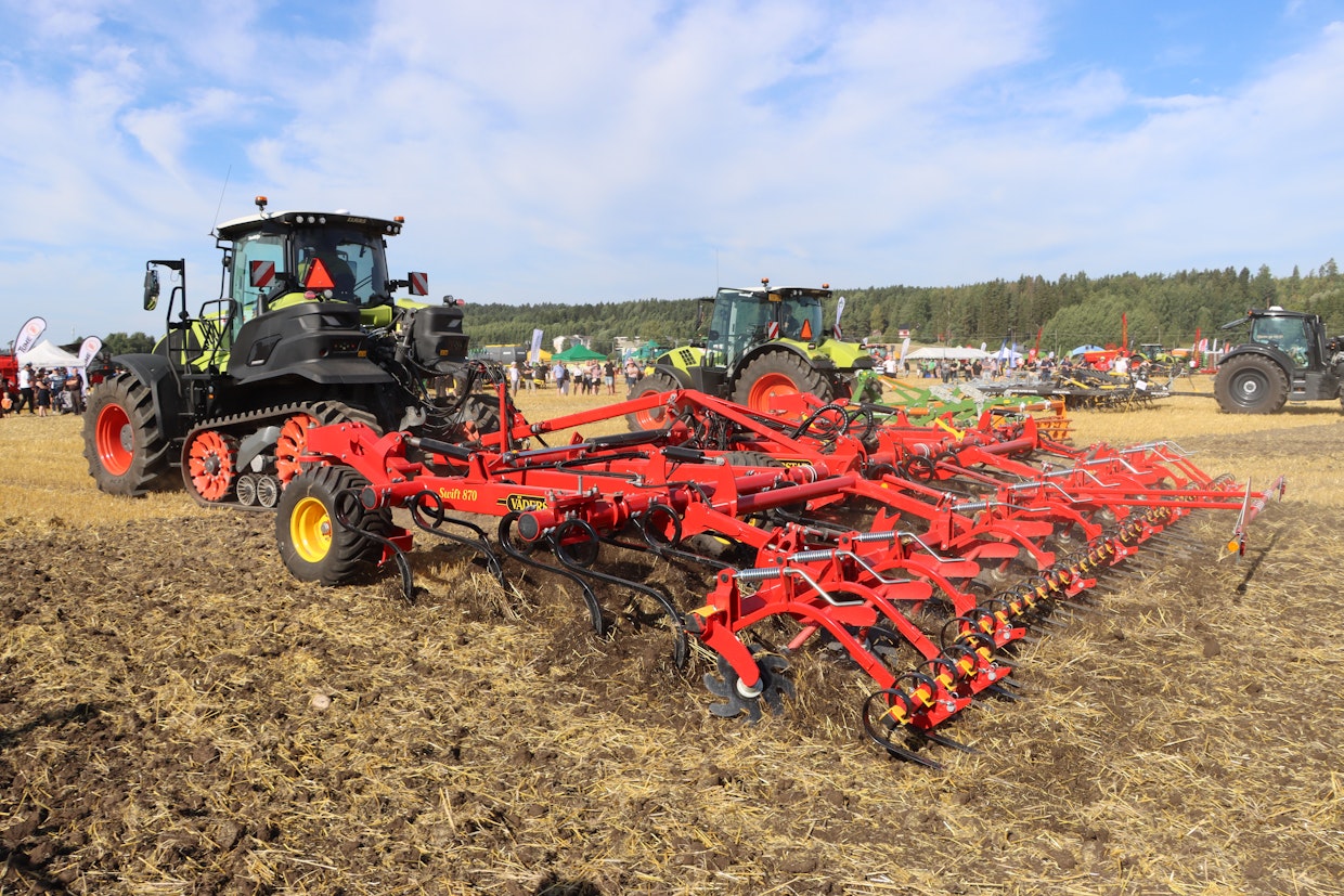 Claas TerraTrac 960 traktori (esittely Koneviesti 10, 13.7.2022) veti Väderstad Swift-kultivaattoria. Swiftin piikit ovat neljässä rivissä, pyöreitä runkopalkkeja on 2. Jälkiäkeessä oli 9,5x 45 mm Tiller-piikit, jotka tasaavat piikkien jäljen tehokkaammin kuin perinteinen jälkiäes. (Hankkija)