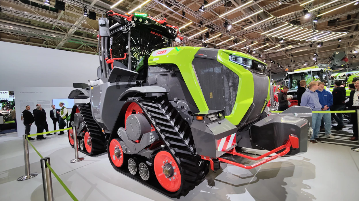 Vuoden traktori 2024 -palkinnot jaettiin Saksan Hannoverissa sunnuntaina alkaneilla Agritechnica-messuilla. Kuvassa voittoisa, traktorimaailman raskassarjalaisiin kuuluva Claas Zerion 12.650 Terra Trac.