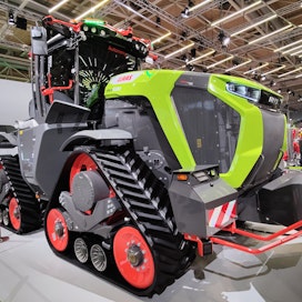 Vuoden traktori 2024 -palkinnot jaettiin Saksan Hannoverissa sunnuntaina alkaneilla Agritechnica-messuilla. Kuvassa voittoisa, traktorimaailman raskassarjalaisiin kuuluva Claas Zerion 12.650 Terra Trac. 