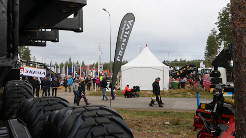 ”Millään muulla toimialalla ei ole niin valtavaa vientipotentiaalia kuin metsäteknologialla, joten päättyneestä FinnMetkosta viisastuneena kaikki viimeisetkin toimijat tulee saada paikalle Proforestiin vuonna 2023”, kirjoittaa Eemeli Linna. Kuvituskuva. 
