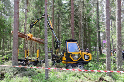 Kinetic K325 Electric -kuormatraktorissa on 72 V sähköjärjestelmä. Dieselmoottorin paikalla on 20 kW vesijäähdytteinen sähkömoottori. Akkumoduuleita koneessa voi olla yksi tai kaksi. Moduulin kapasiteetti on 23,1 kWh, ja kahdella moduulilla saavutetaan valmistajan mukaan 8-12 tunnin käyttöaika.