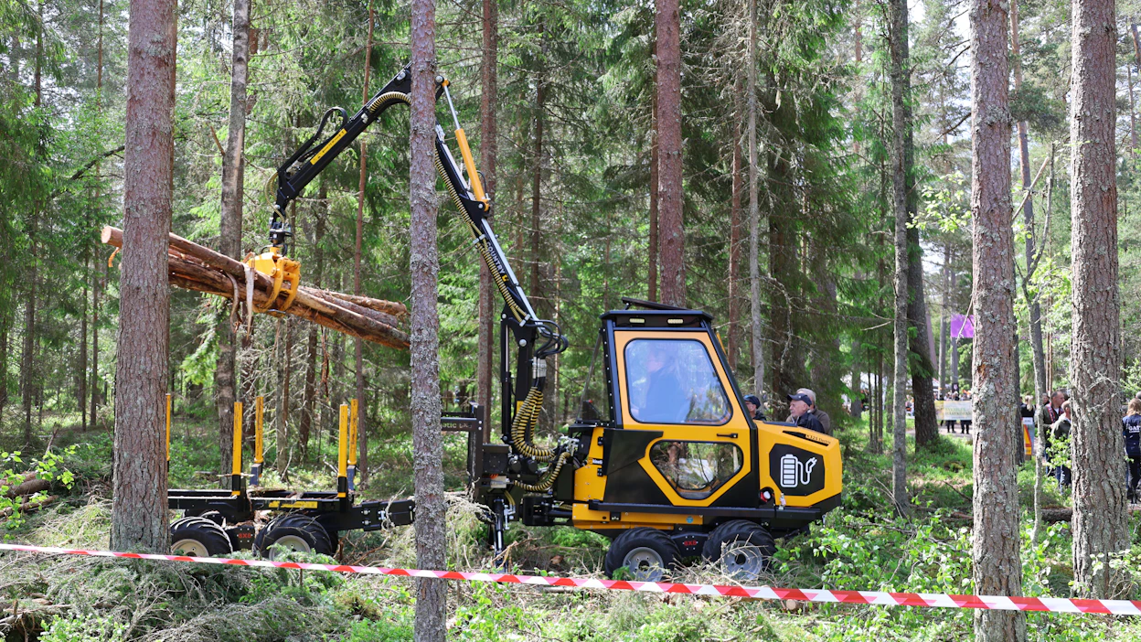 Kinetic K325 Electric -kuormatraktorissa on 72 V sähköjärjestelmä. Dieselmoottorin paikalla on 20 kW vesijäähdytteinen sähkömoottori. Akkumoduuleita koneessa voi olla yksi tai kaksi. Moduulin kapasiteetti on 23,1 kWh, ja kahdella moduulilla saavutetaan valmistajan mukaan 8-12 tunnin käyttöaika.