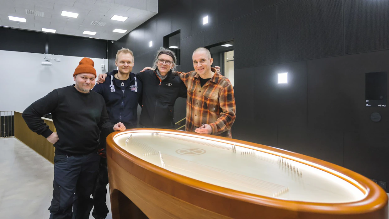 Uutta soitininnovaatiota voidaan soittaa yhdessä tai yksin akustisesti sekä sähköisesti vahvistettuna. Koistisen Kanteleen tiimi kuvattiin Soivan Sammon kokoamisen jälkeen. Vasemmalta Timo Schmidt, Jari Laasonen, Jukka Korhonen ja Hannu Koistinen.