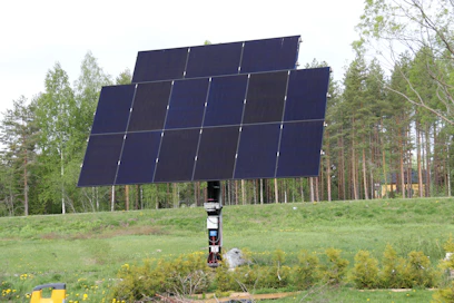 Järjestelmä koostuu 15:sta erillisestä paneelista. Kennosto seuraa aurinkoa automaattisesti. 