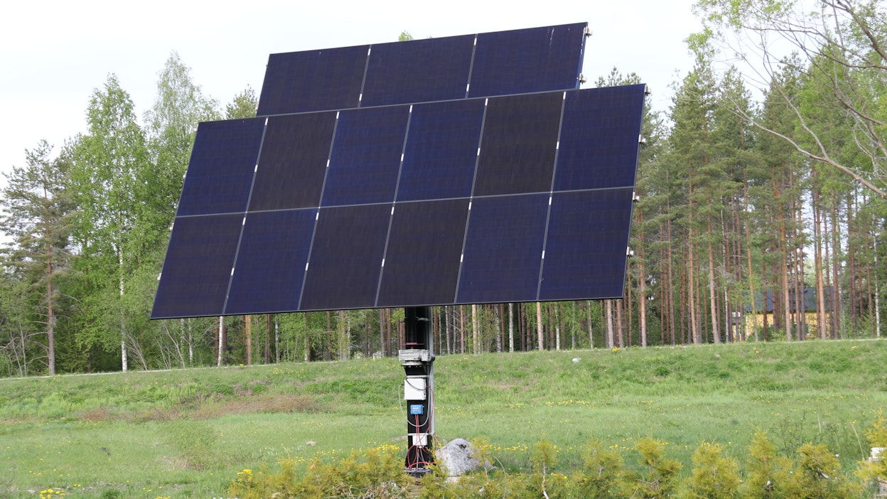 Järjestelmä koostuu 15:sta erillisestä paneelista. Kennosto seuraa aurinkoa automaattisesti.