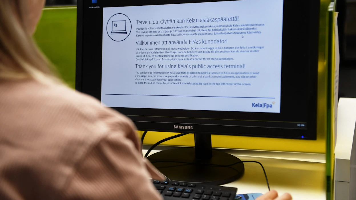 Tutkimusten mukaan yhdenvertaisen palvelun takaamisessa on haasteita molemmilla kansalliskielillä eli suomeksi ja ruotsiksi. Kuvituskuva. LEHTIKUVA / Vesa Moilanen.