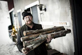 Varjolan tila piti jouluna pitkästä aikaa ovensa kiinni. ”Meidän majoituskapasiteetillamme joulusta ei ole saatu kannattavaa. Isot kylpylät painavat hinnat niin alas. 50 hengellä ei pysty maksamaan joulunpyhien palkkoja”, kertoo Markus Kallio, joka lämmitti Varjolan savusaunaa joulunalusviikolla.