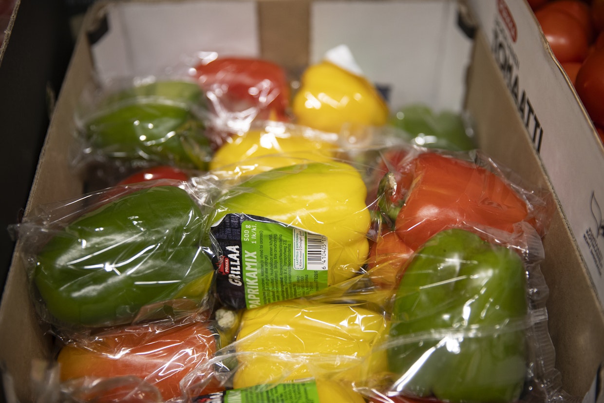 Muovia on vaikea välttää ruokaostoksilla, mutta sen tehtävä onkin suojata tärkeintä eli itse tuotetta.