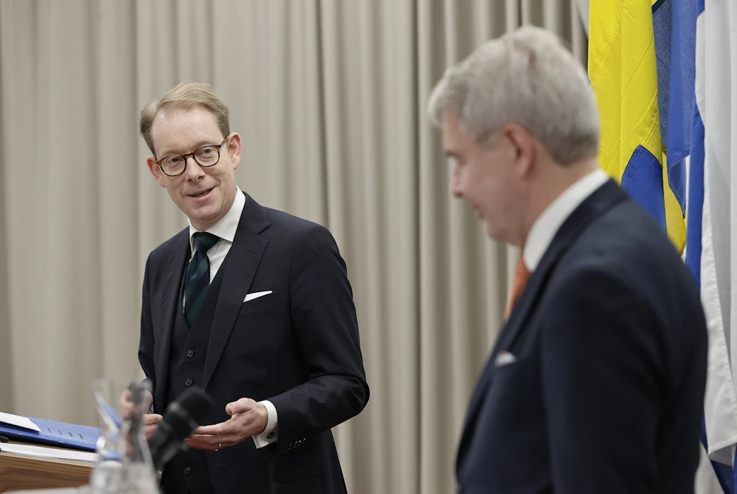 Ruotsin ulkoministeri Tobias Billström ja häntä Suomessa isännöinyt ulkoministeri Pekka Haavisto vakuuttivat tiistaina, että maat työskentelevät yhä yhtäaikaisen Natoon liittymisen puolesta. LEHTIKUVA / ANTTI HÄMÄLÄINEN.