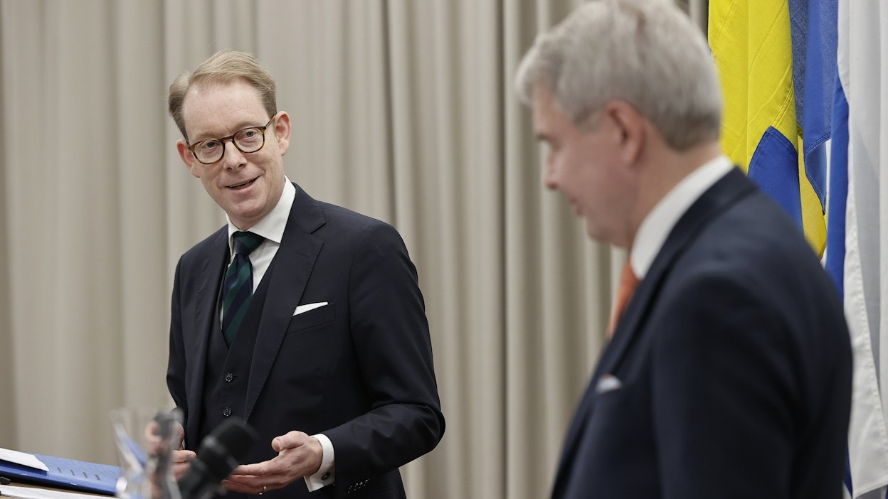 Ruotsin ulkoministeri Tobias Billström ja häntä Suomessa isännöinyt ulkoministeri Pekka Haavisto vakuuttivat tiistaina, että maat työskentelevät yhä yhtäaikaisen Natoon liittymisen puolesta. LEHTIKUVA / ANTTI HÄMÄLÄINEN. 