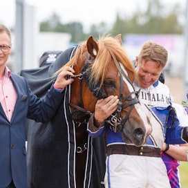 Tomi Himanka pääsi vuonna 2021 Seinäjoen Kuninkuusraveissa iloitsemaan osaomistamansa Eräsmies-ravurin voitosta. Oikealla hevosen valmentaja-ohjastaja Tommi Ala-Nikkola.