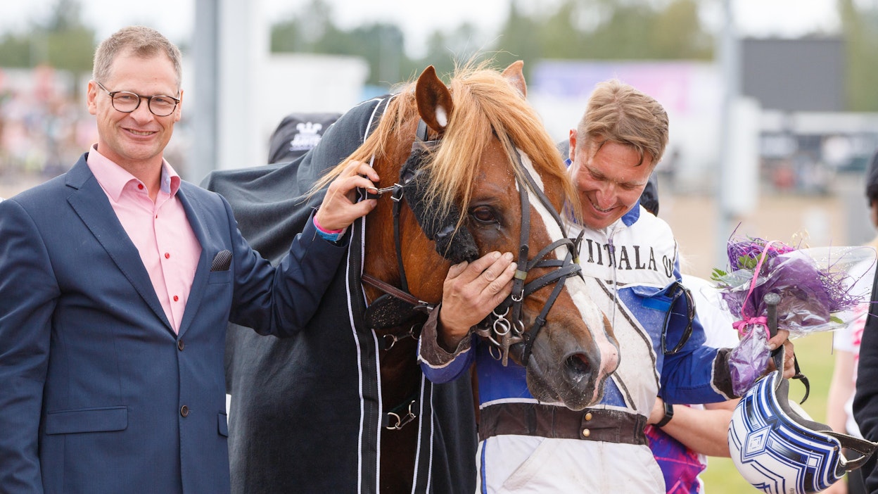 Tomi Himanka pääsi vuonna 2021 Seinäjoen Kuninkuusraveissa iloitsemaan osaomistamansa Eräsmies-ravurin voitosta. Oikealla hevosen valmentaja-ohjastaja Tommi Ala-Nikkola.