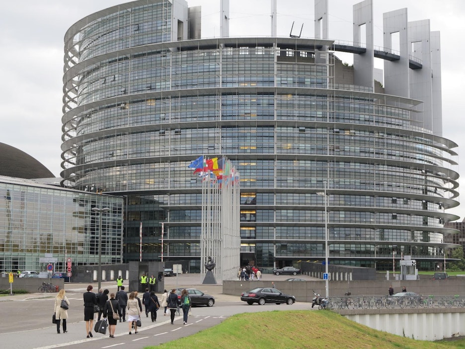 Euroopan parlamentti pitää istuntoja sekä Brysselissä että kuvan Strasbourgin tiloissaan.