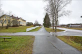 Pakkalan asukkaat rakensivat osan kevyen liikenteen väylästä talkoilla. Vasemmalla on yhä toimiva kyläkoulu. Tien toisella puolella näkyy yksi kylän viidestä broileritilasta. Markku Vuorikari