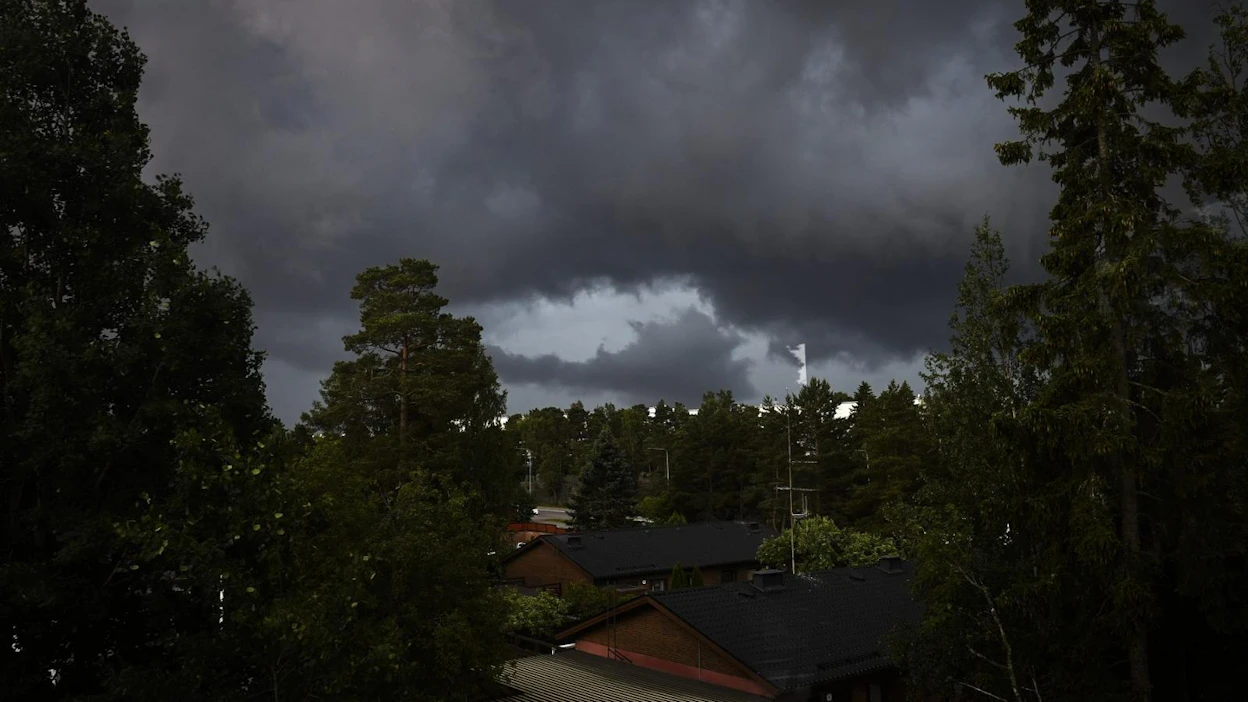 Ilmatieteen laitoksen päivystävän meteorologin mukaan ukkosia syntyy pitkin päivää. LEHTIKUVA / EMMI KORHONEN